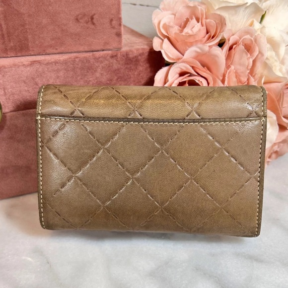 Carolina Herrera Quilted Logo Leather Wallet - Picture 3 of 10
